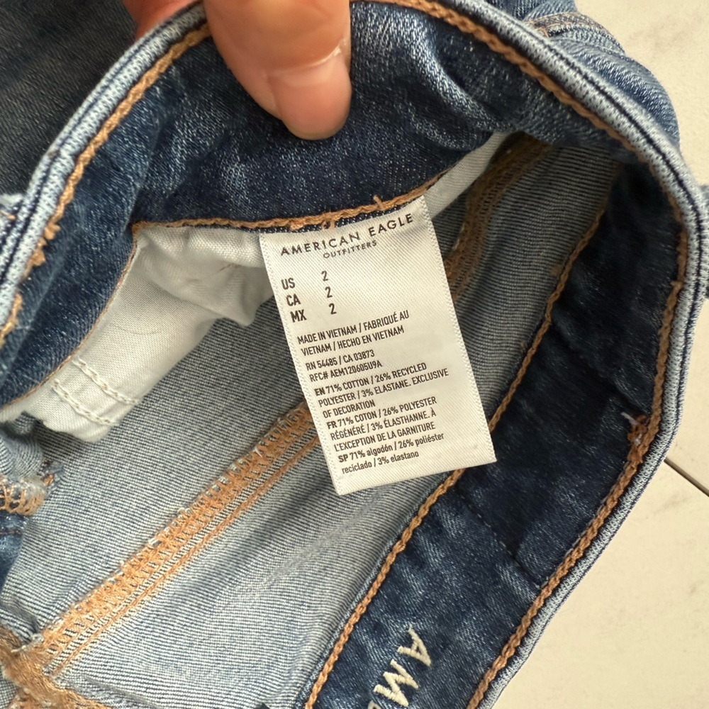 AMERICAN EAGLE Crossover Waist denim shorts -
Size 2 - Picture 3 of 4
